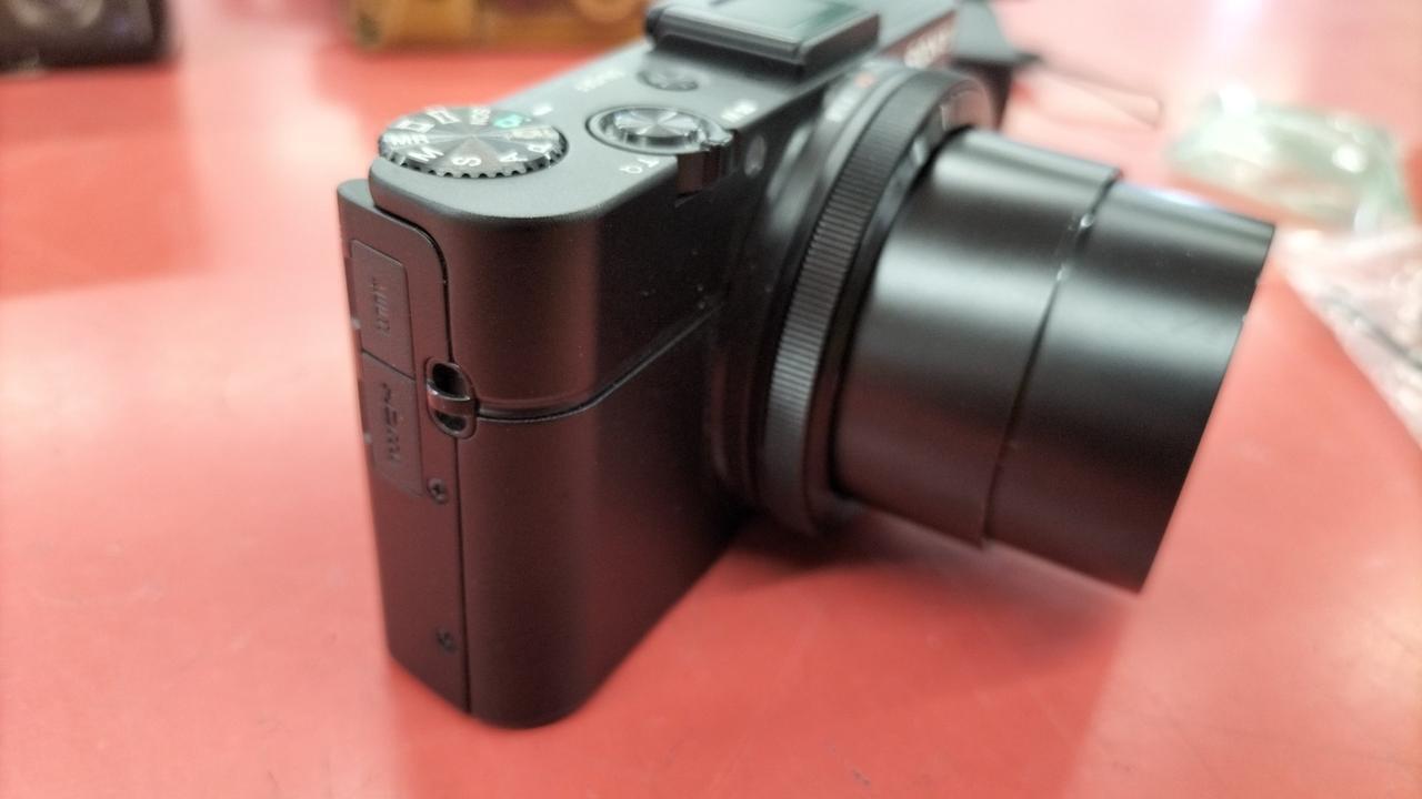 Sony Compact Digital Camera Model number: DSC-RX100M2 Used in Japan