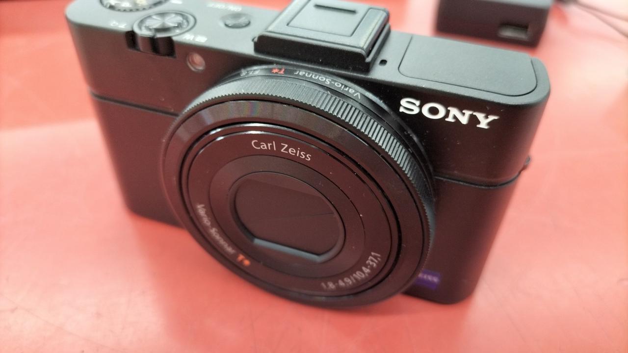 Sony Compact Digital Camera Model number: DSC-RX100M2 Used in Japan